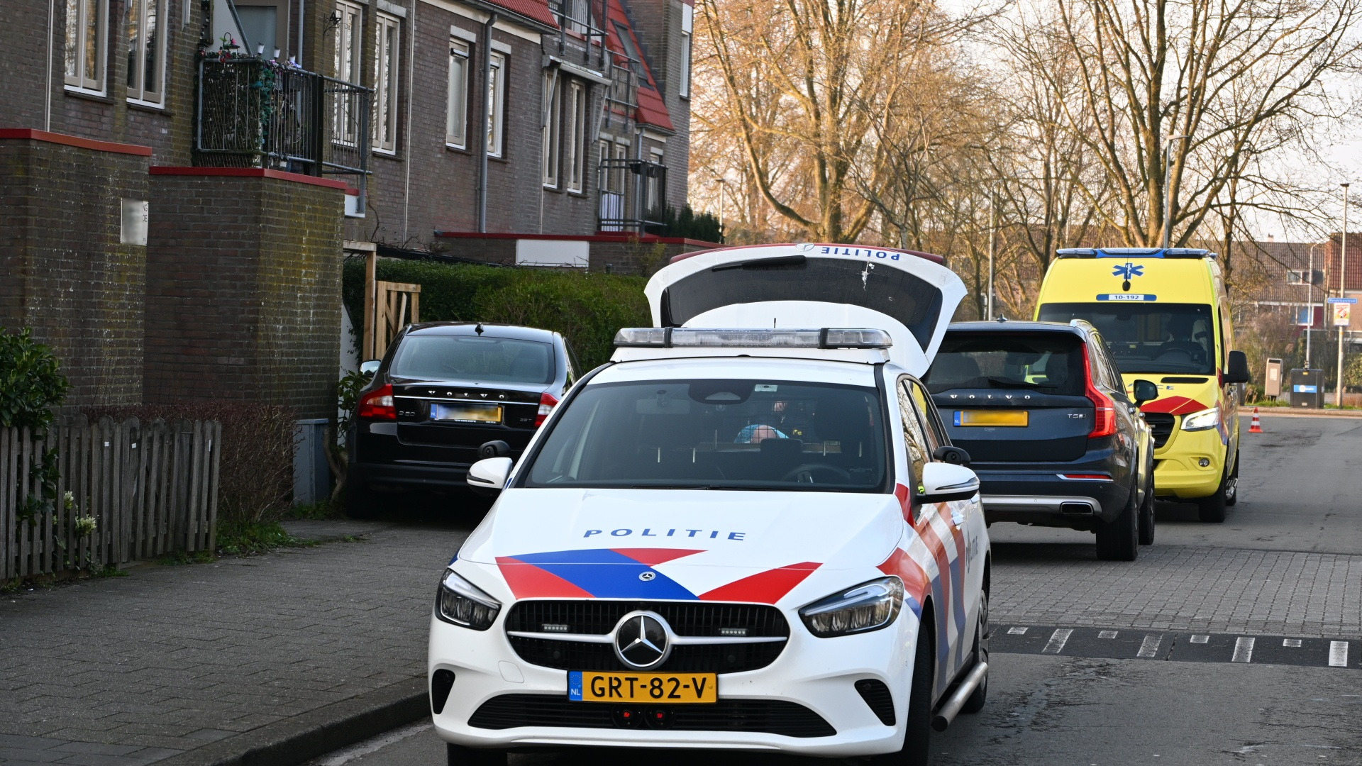 Foto: Auto in tuin na onwelwording alkmaar.JPG